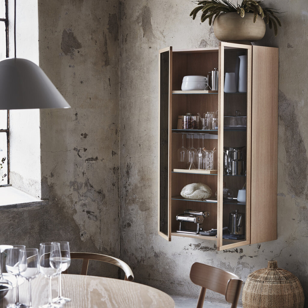 Accentskab Lounge eg hvidpigmenteret uden benstativ