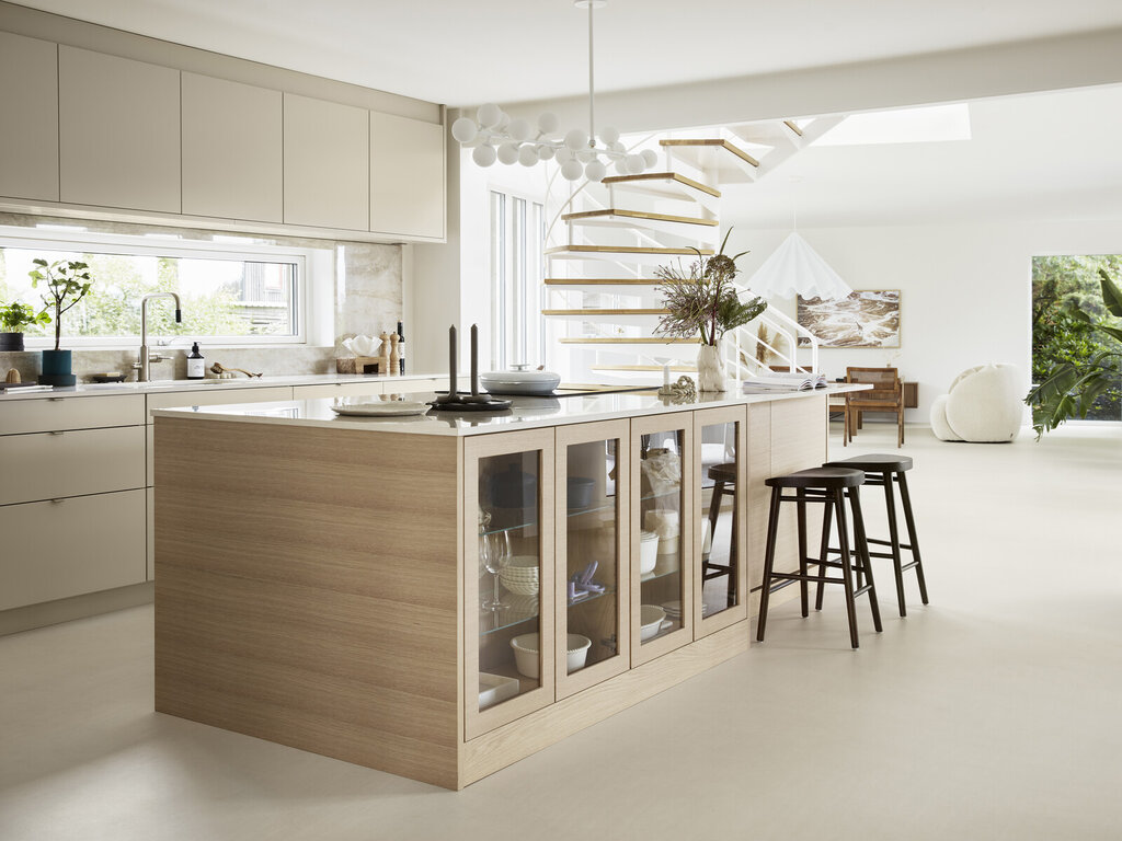 Køkkeninspiration Bistro eg hvidpigment og østersbeige