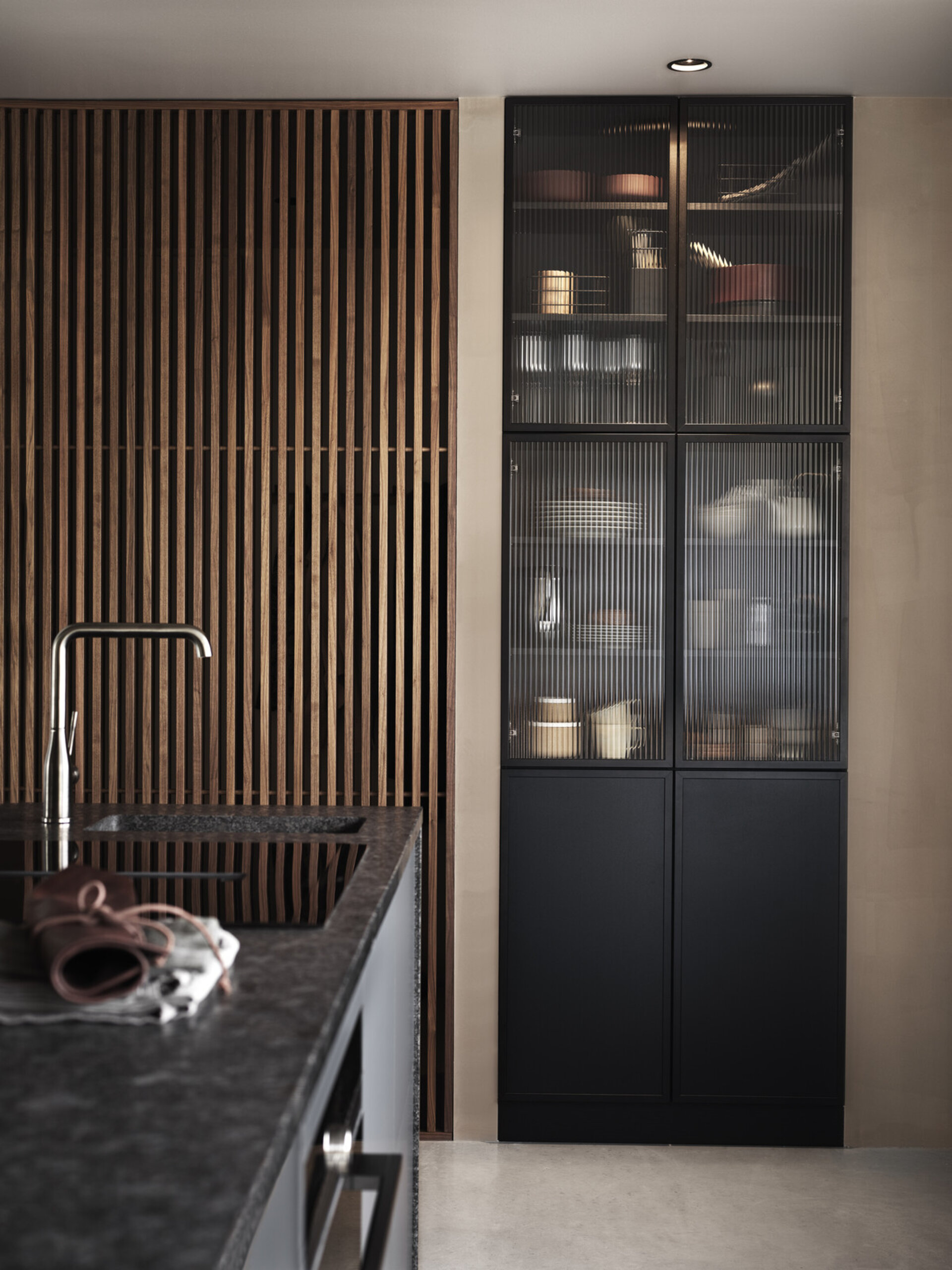 Køkkeninspiration Bistro eg sortbejdset Fenix grafitgrå