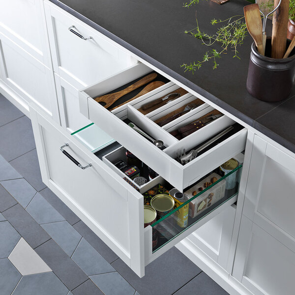 Køkken - Hvid skuffe med side i glas og skuffe i metalplade Køkken - Hvid skuffe med side i glas og skuffe i metalplade