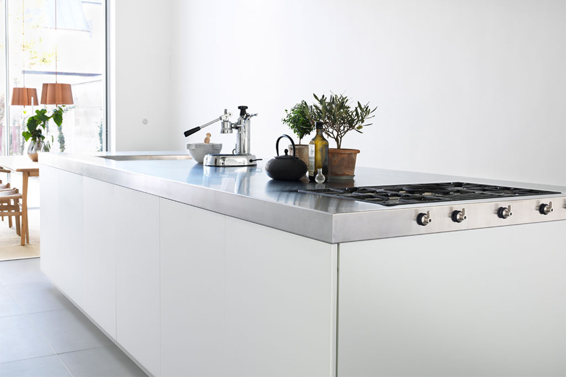 En bordplade i rustfrit stål kan fås i forskellige overfladebehandlinger En bordplade i rustfrit stål kan fås i forskellige overfladebehandlinger