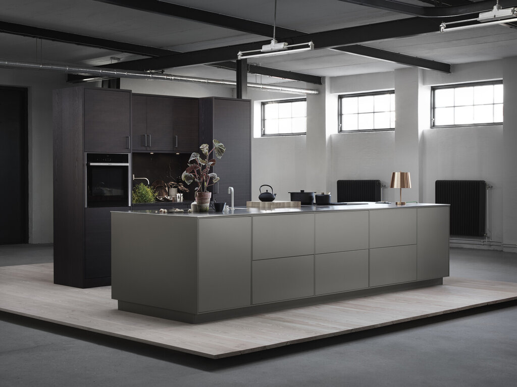 Køkkeninspiration Bistro varmgrå og ask brunbejdset