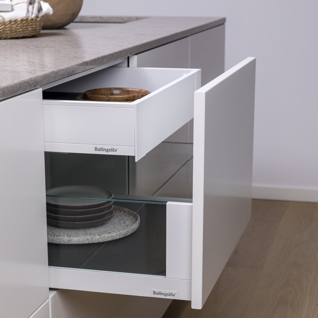 Køkken - Skuffer, høj hvid med side i glas og lav hvid med metallplade Køkken - Skuffer, høj hvid med side i glas og lav hvid med metallplade