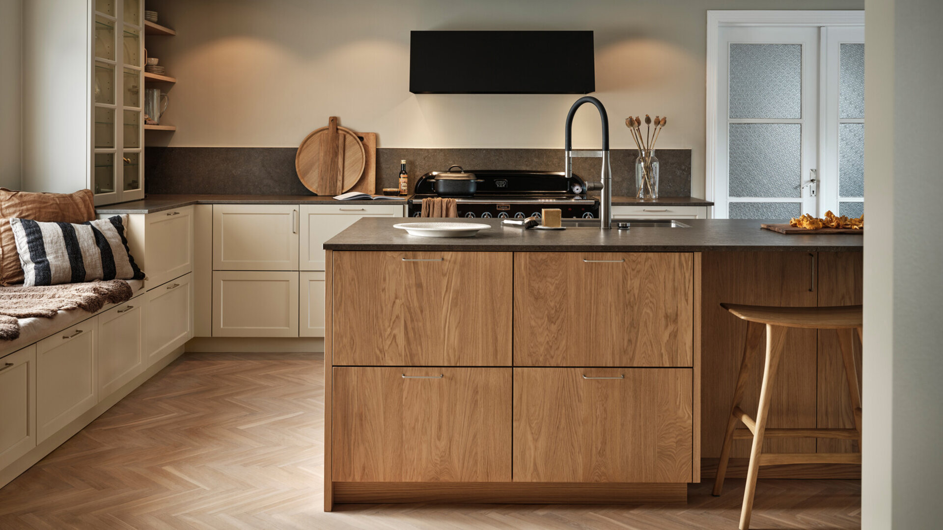 Køkkeninspiration Wood eg hvidpigmenteret og Gastro østersbeige Køkkeninspiration Wood eg hvidpigmenteret og Gastro østersbeige