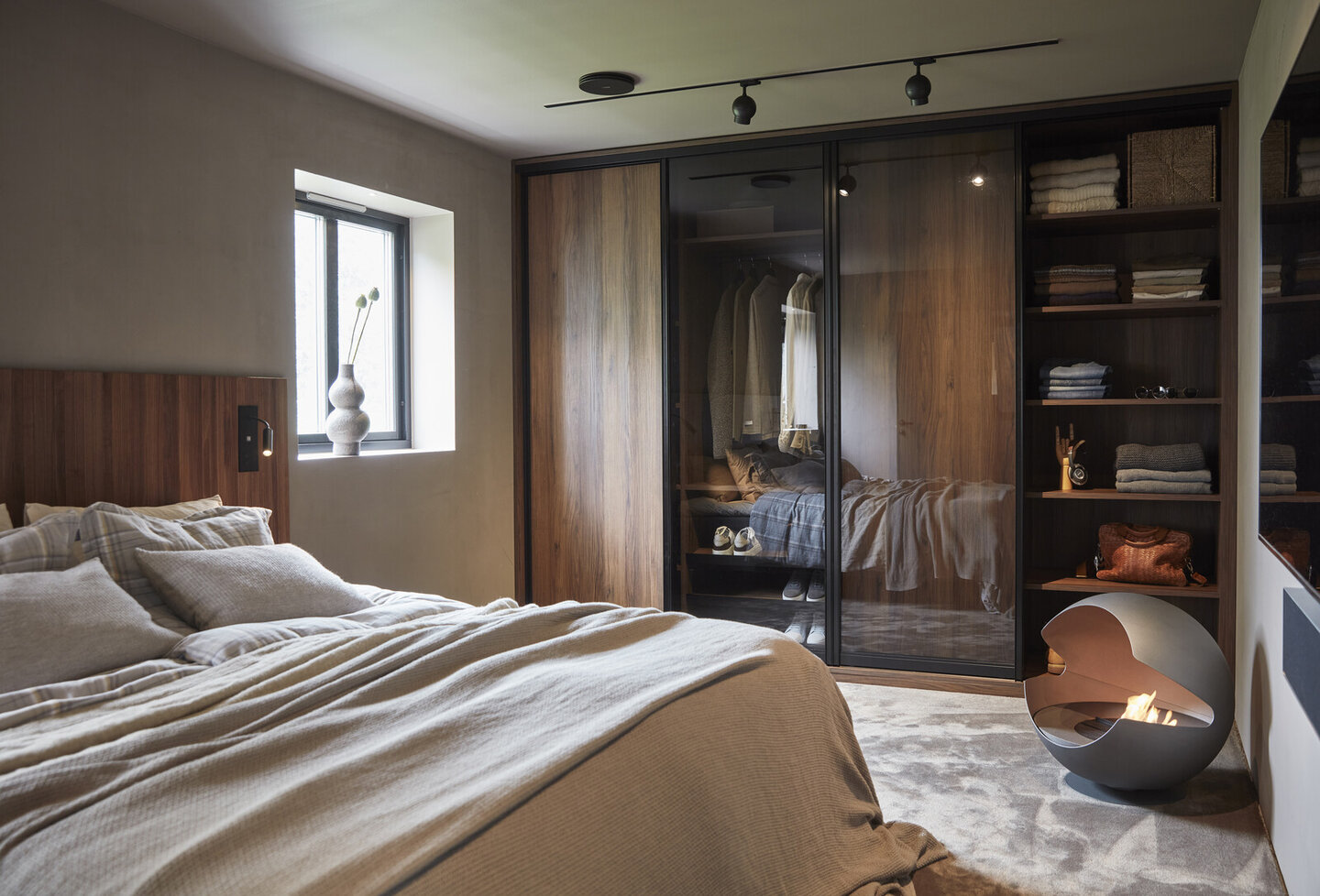 Garderobeinspiration Frontrow sort valnød gråt glas Garderobeinspiration Frontrow sort valnød gråt glas