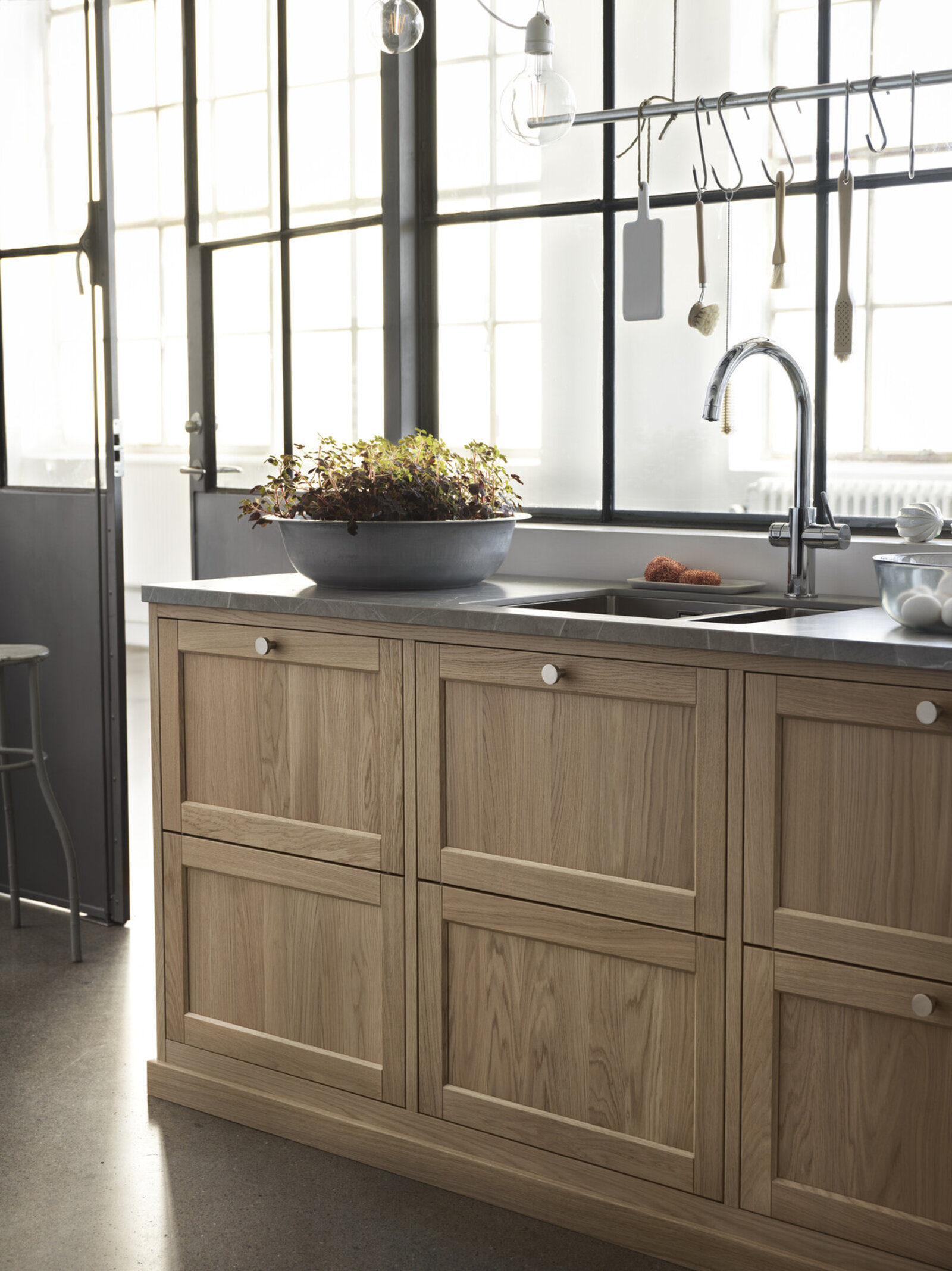 Køkkeninspiration Gastro eg hvidpigmenteret og Bistro varmgrå