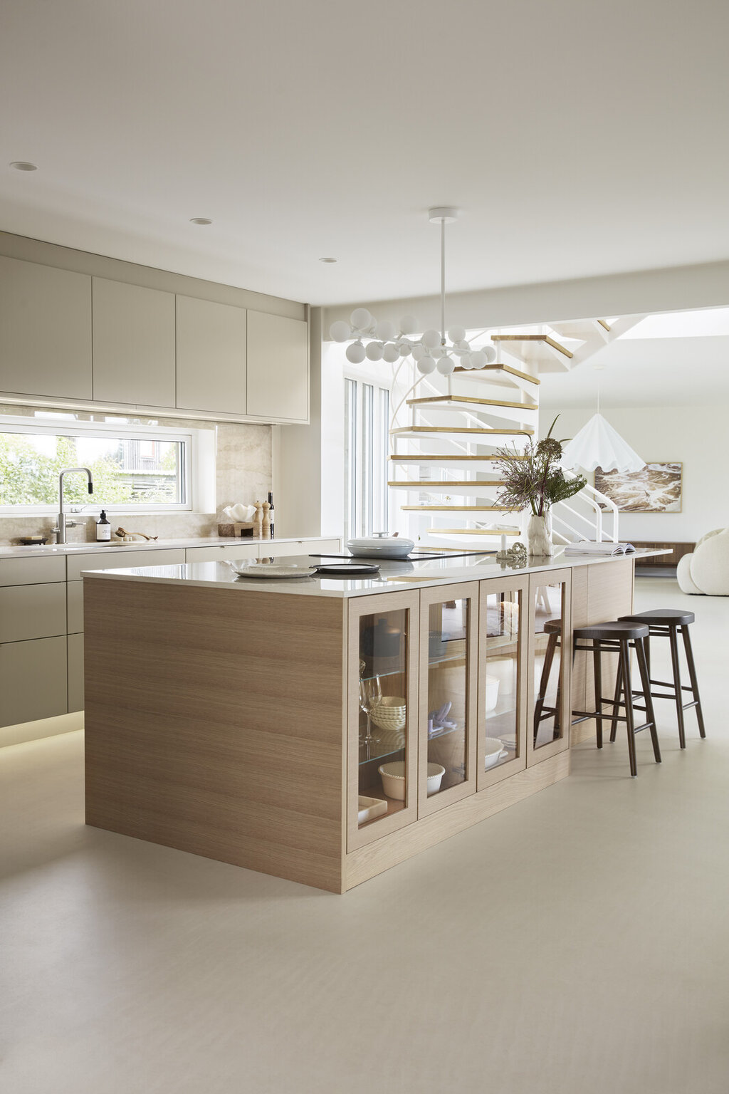 Køkkeninspiration Bistro eg hvidpigment og østersbeige Køkkeninspiration Bistro eg hvidpigment og østersbeige
